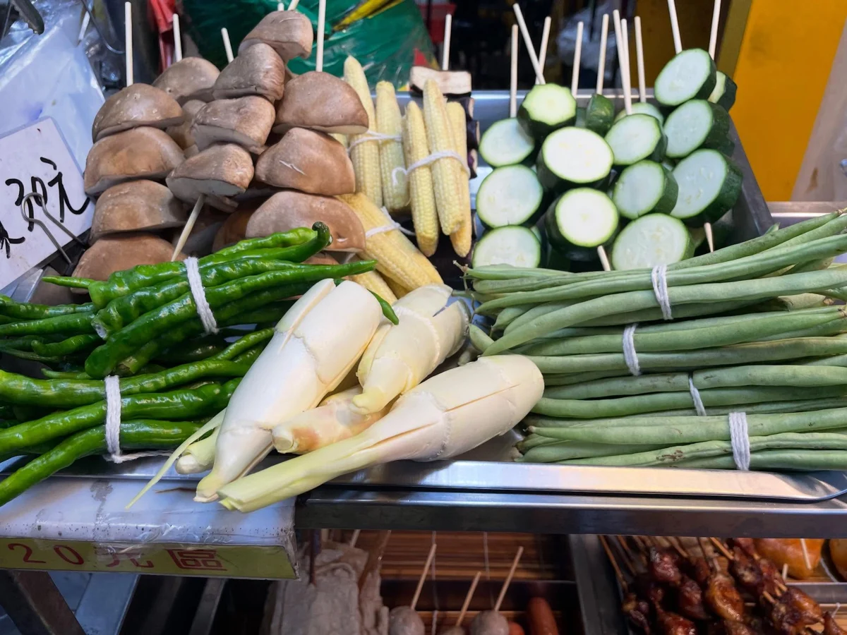 店內櫛瓜、菇類與青龍等現烤蔬菜食材